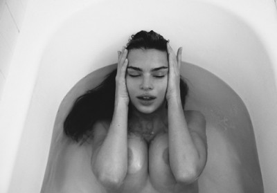 Emily Ratajkowski topless nudes bath tub photo